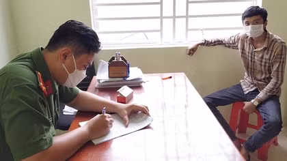 Đốt nhà vì cha mẹ không cho tiền
