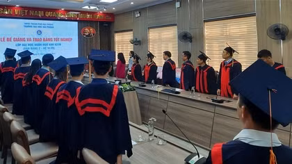Trường ĐH Hải Phòng xin lỗi học viên tốt nghiệp gần 1 năm mới được cấp bằng