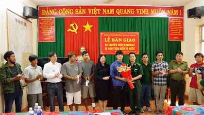 Bàn giao 8 ngư dân Myanmar bị nạn trên biển