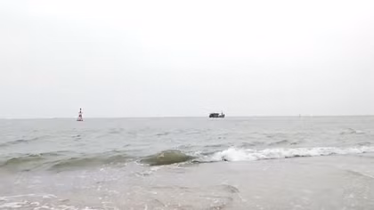 Trên đường tránh bão, một ngư dân rơi xuống biển mất tích