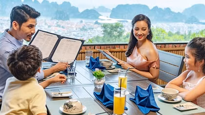 Du lịch nội địa lại “cháy” phòng, khách rộn rã săn tour chào hè