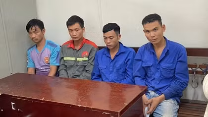 Bắt nhóm công nhân trộm nắp cống lúc nửa đêm