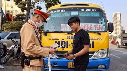CSGT Công an Hà Nội chặn bắt, xử lý hàng loạt xe khách "rùa bò"