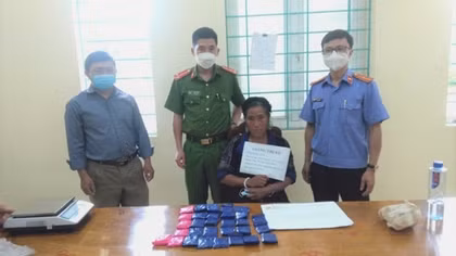 "Cõng" 8 bánh heroin và hàng chục nghìn viên ma túy tổng hợp đi tiêu thụ