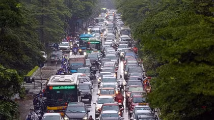 Ảnh hưởng áp thấp, nhiều tuyến đường người xe "chôn chân" trong mưa