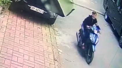 Quên khóa cửa ô tô Mercedes, chủ xe bị trộm hàng trăm triệu đồng