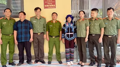 Trao nhà tình nghĩa cho cán bộ có hoàn cảnh khó khăn