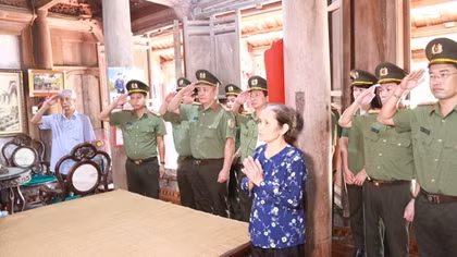 Cụm thi đua số 2 thăm hỏi, tặng quà thân nhân liệt sĩ