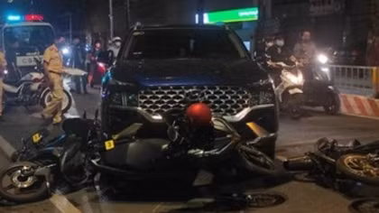 Nhầm chân ga, ô tô lùa 4 xe máy đang dừng đèn đỏ