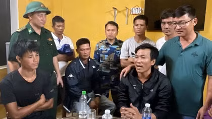 Tàu cá hỏng máy bị chìm, 9 ngư dân được cứu sống
