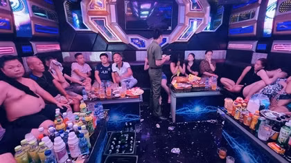 19 thanh niên vào quán karaoke “hít hà” ma túy