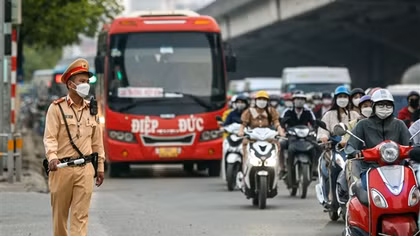 Người dân ùn ùn trở lại Thủ đô, đường phố "nóng ran"