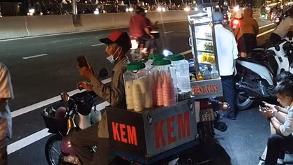 Cầu vừa khánh thành, dân vui, lên ngắm...