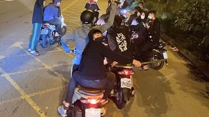 Bắt nhóm học sinh gây rối trật tự công cộng