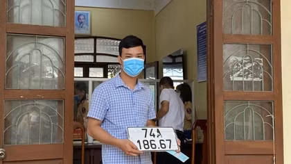 Người dân phấn khởi đăng ký cấp biển số xe tại xã, huyện