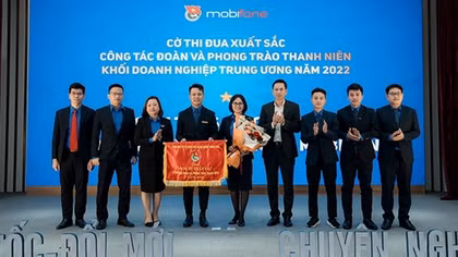 Đoàn MobiFone nhận Cờ thi đua xuất sắc công tác Đoàn và phong trào thanh niên năm 2022