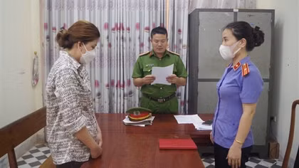 Khởi tố bị can đối với dì ruột dùng cán chổi hành hạ cháu gái