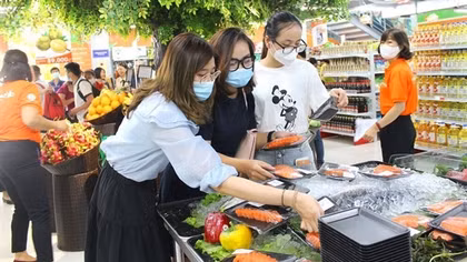 Xăng giảm giá nhiều lần, giá cả nhiều mặt hàng thiết yếu vẫn đứng yên