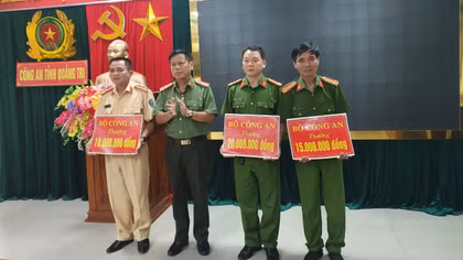 Trao thưởng 5 đơn vị phá án ma tuý tại Quảng Trị
