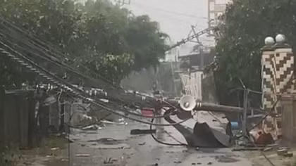 Mới chớm bão, thị trấn biển Cửa Việt tan hoang, 4 người bị thương