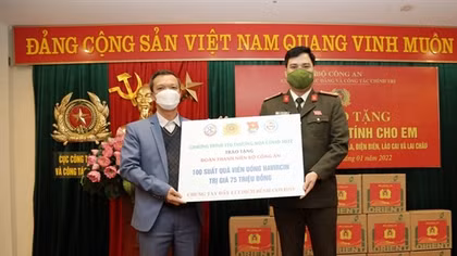 Đoàn Thanh niên Bộ Công an tiếp nhận nguồn lực ủng hộ công tác phòng, chống dịch COVID-19