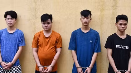 Nghi vợ nhắn tin “đò đưa”, rủ bạn chém “tình địch” nhập viện