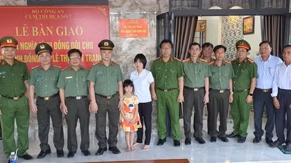Cụm thi đua số 7 Bộ Công an trao nhà nghĩa tình đồng đội tại Bình Định