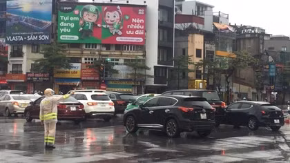 Phố biến thành "sông", CSGT đường bộ Hà Nội thành... CSGT đường thủy!