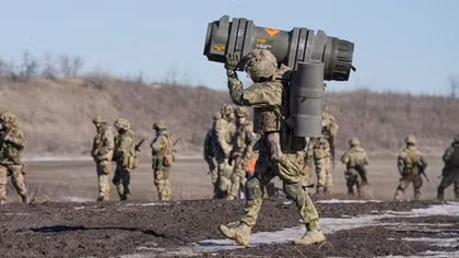 Thấy gì từ việc NATO gửi vũ khí hỗ trợ Ukraine?