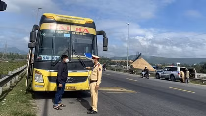 Nhiều xe nhồi nhét khách khi đi qua cửa ô vào Đà Nẵng