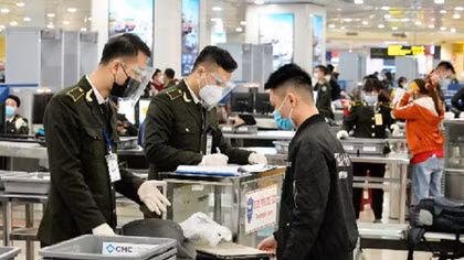 Chưa nguội vụ tạo dáng, nhảy múa, lại đến khách mang dao lên máy bay