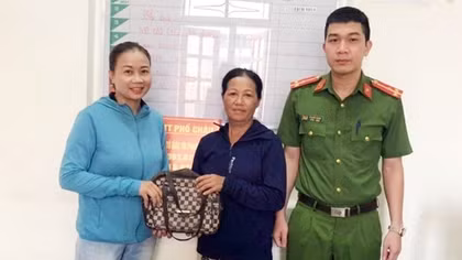 Phóng xe ra chợ nhặt được túi tiền 30 triệu đồng, giao nộp công an trả người đánh rơi