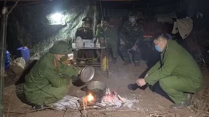 Trắng đêm bám chốt chống dịch ở Mai Sơn