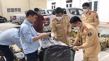 Hơn 1.000 sản phẩm quần áo không rõ nguồn gốc