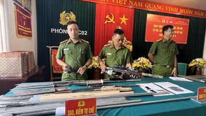 Người dân Thừa Thiên - Huế giao nộp nhiều súng, đạn, hung khí