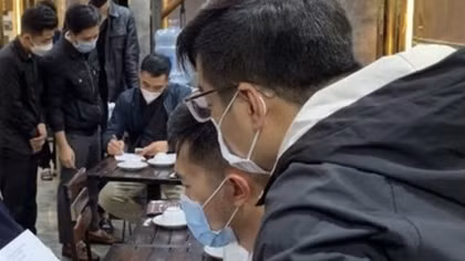 Ngoài treo biển nhà hàng ăn uống, trong mở karaoke "bóng cười"