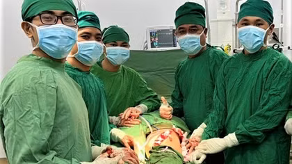 Phẫu thuật bóc tách khối u 3kg ở vùng đùi một bệnh nhân