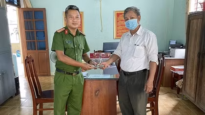Công an xã truy tìm và trao trả hơn 18 triệu đồng bị đánh rơi