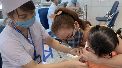 Trẻ mắc COVID-19 trong 3 tháng sẽ trì hoãn tiêm chủng