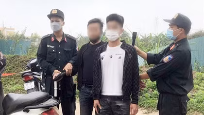 Tóm gọn hai đối tượng mang cần sa cất cốp xe máy