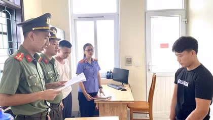 Khởi tố đối tượng tổ chức cho người khác ở lại Việt Nam trái phép