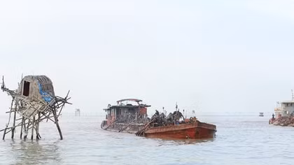Cắm phao tiêu phục vụ di dời, giải tỏa bãi nuôi ngao không phép tại Hải Phòng