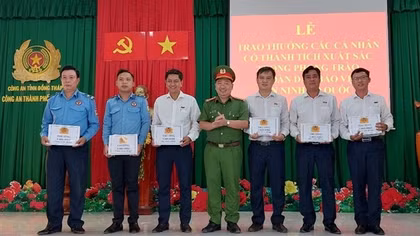 Khen thưởng 6 cá nhân có thành tích trong vụ bắt kẻ cướp ngân hàng ở Đồng Tháp