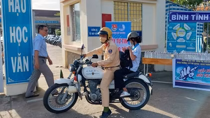CSGT dùng xe đặc chủng chở nữ thí sinh đến điểm thi