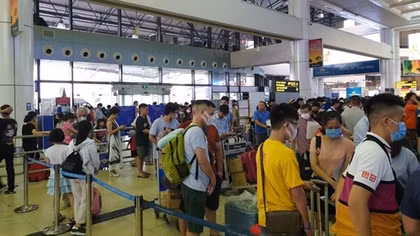 Mỗi ngày có hàng trăm hành khách vướng mắc giấy tờ tùy thân tại sân bay