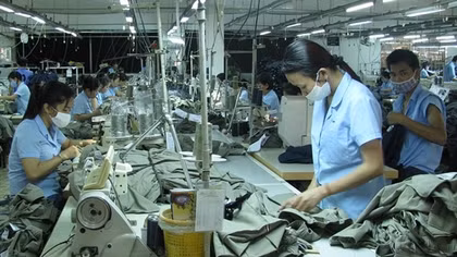 “Tăng lương tối thiểu vùng”: Một miếng khi đói bằng một gói khi no!