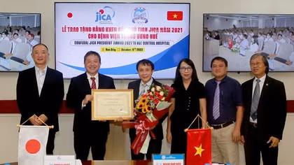 Chủ tịch JICA tặng bằng khen Bệnh viện Trung ương Huế