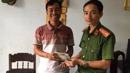 Biểu dương người phụ nữ nhặt được ví tiền trả người đánh rơi