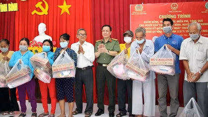Thăm khám, cấp thuốc, tặng quà người dân khó khăn