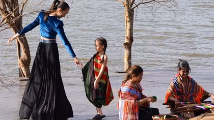 Tơ lụa, thổ cẩm Tây Nguyên thướt tha bay trên hồ Xuân Hương